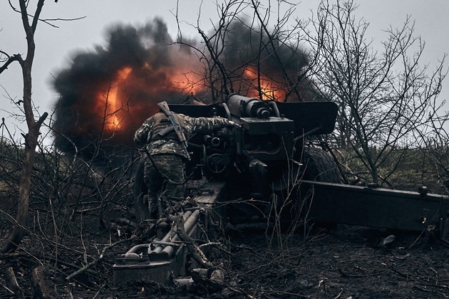 Ukrainian soldiers fire at Russian positions in Ukraine.