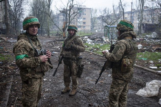 Ukrainian soldiers chat in war-hit Bakhmut.