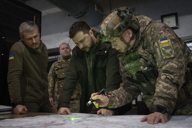 Rooman Mashovets, Volodymyr Zelenskyy and Oleksandr Syrsky pore over a map in military attire. 